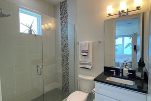Shower, hair dryer, towels, soap - Furnished Townhome with Sauna, Cold Plunge, and Hot tub. Short-term available (St. Petersburg)