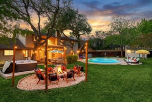 Pool - Elegant Escape • Sleeps 14 • Games, Pool, Fire Pit (San Antonio)