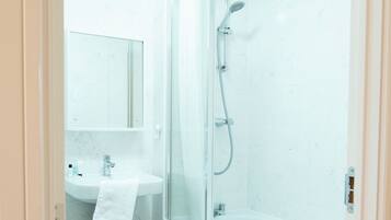 Serviettes fournies, papier toilette