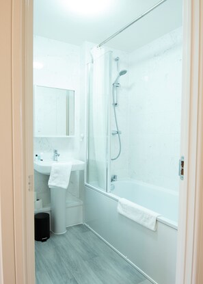 Towels, toilet paper - Neptune House by Guestz (Chester)