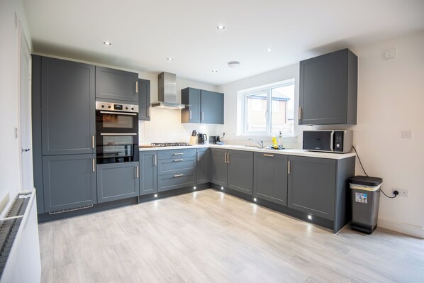 Fridge, microwave, electric kettle, toaster - Neptune House by Guestz (Chester)