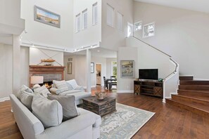 TV - Captain's Quarters - Deep Water dock (St. Simons Island)