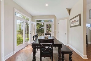 Dining - Captain's Quarters - Deep Water dock (St. Simons Island)