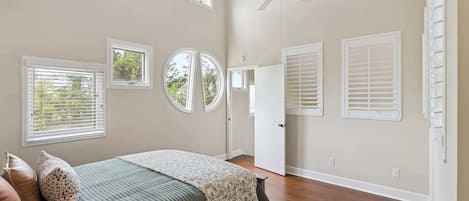3 habitaciones, tabla de planchar con plancha, wifi y ropa de cama