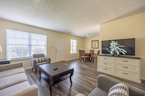 Smart TV, books - Keystone Garden Villa G (Indianapolis)