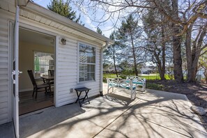 Outdoor dining - Keystone Garden Villa G (Indianapolis)