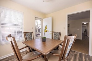 Dining - Keystone Garden Villa G (Indianapolis)