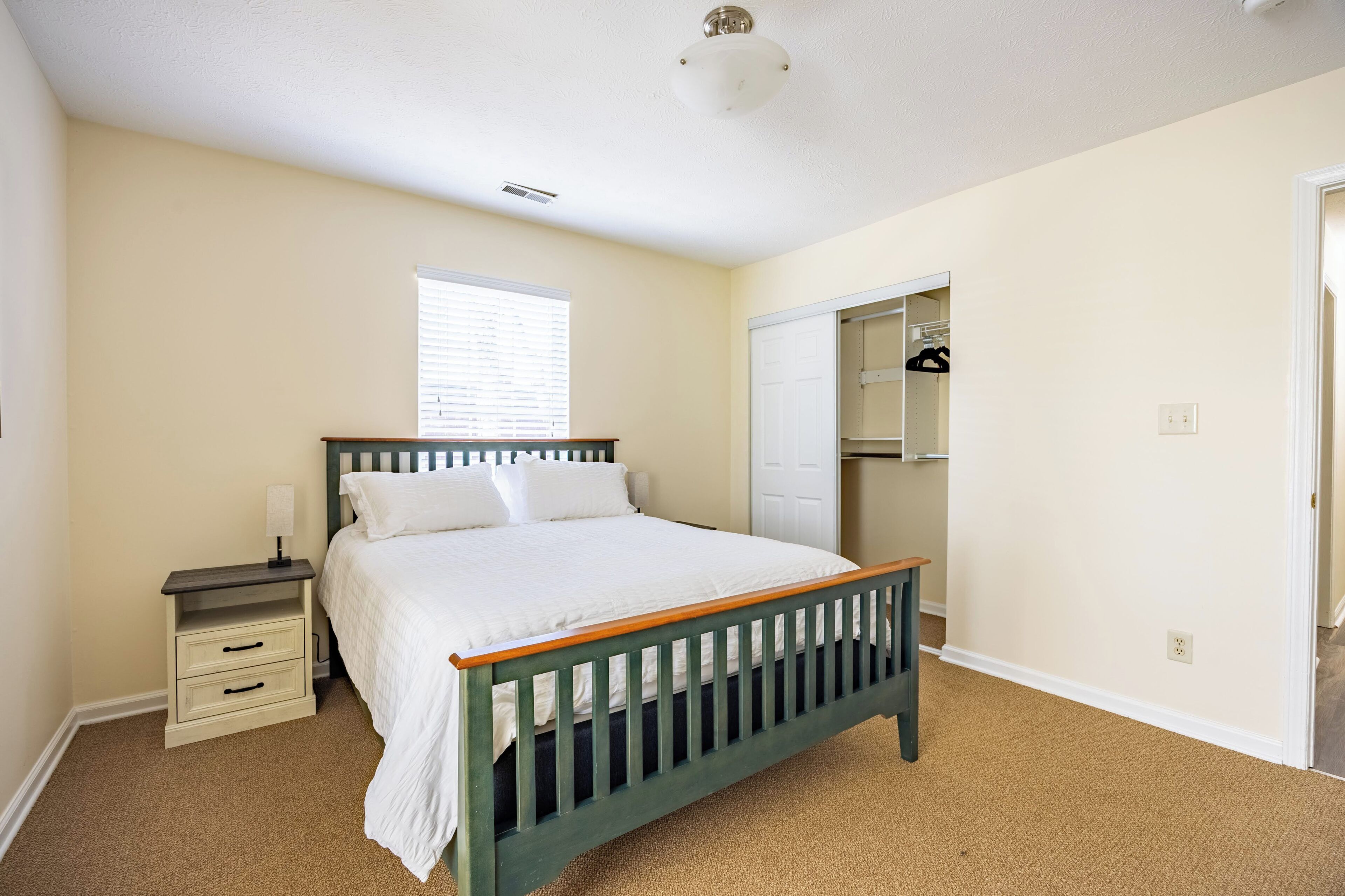 2 bedrooms, desk, iron/ironing board, travel crib