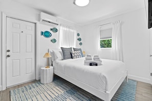 2 bedrooms, desk, iron/ironing board, travel cot - Breezy Coastal Escape | Construction Discount (Delray Beach)