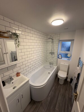 Ensemble douche/baignoire, baignoire relaxante profonde, sèche-cheveux