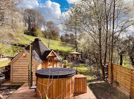 Outdoor spa tub. Kota Désiré Cabin with Nordic Bath