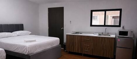 1 habitación, tabla de planchar con plancha, wifi y ropa de cama