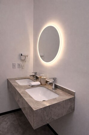 Hair dryer, towels, soap, toilet paper - Bowra Private Suite, Consulate Area ORQ 10 (Zapopan)