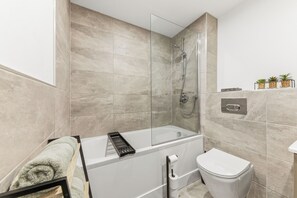 Hair dryer, towels, toilet paper - Cosy Central York Apartment - Sleeps 4 - Free Gym (York)