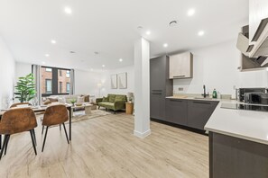 Fridge, microwave, oven, stovetop - Cosy Central York Apartment - Sleeps 4 - Free Gym (York)