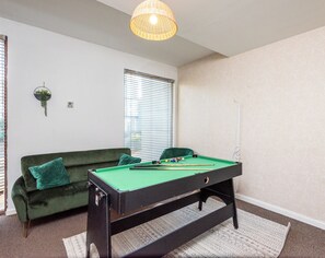 Games room - Paxton Place by Guestz (Manchester)