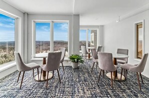 Dining - Cozy 2-BR condo with AC, ski-in/ski-out, in Snowshoe, right by Ballhooter Lift (Snowshoe)