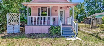 Charming pink 2-bedroom cottage in gorgeous Pensacola with AC