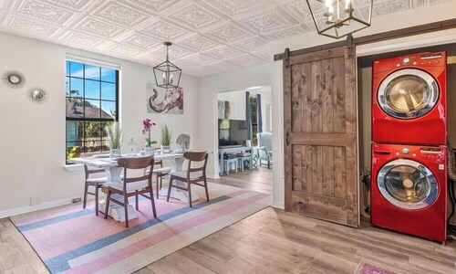 Charming pink 2-bedroom cottage in gorgeous Pensacola with AC