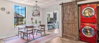 Charming pink 2-bedroom cottage in gorgeous Pensacola with AC