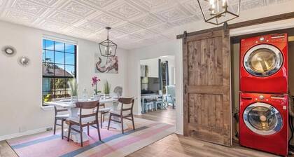 Charming pink 2-bedroom cottage in gorgeous Pensacola with AC