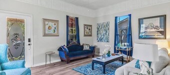 Charming pink 2-bedroom cottage in gorgeous Pensacola with AC