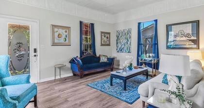 Charming pink 2-bedroom cottage in gorgeous Pensacola with AC