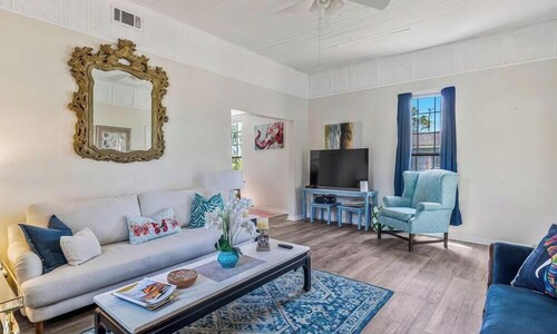 Charming pink 2-bedroom cottage in gorgeous Pensacola with AC