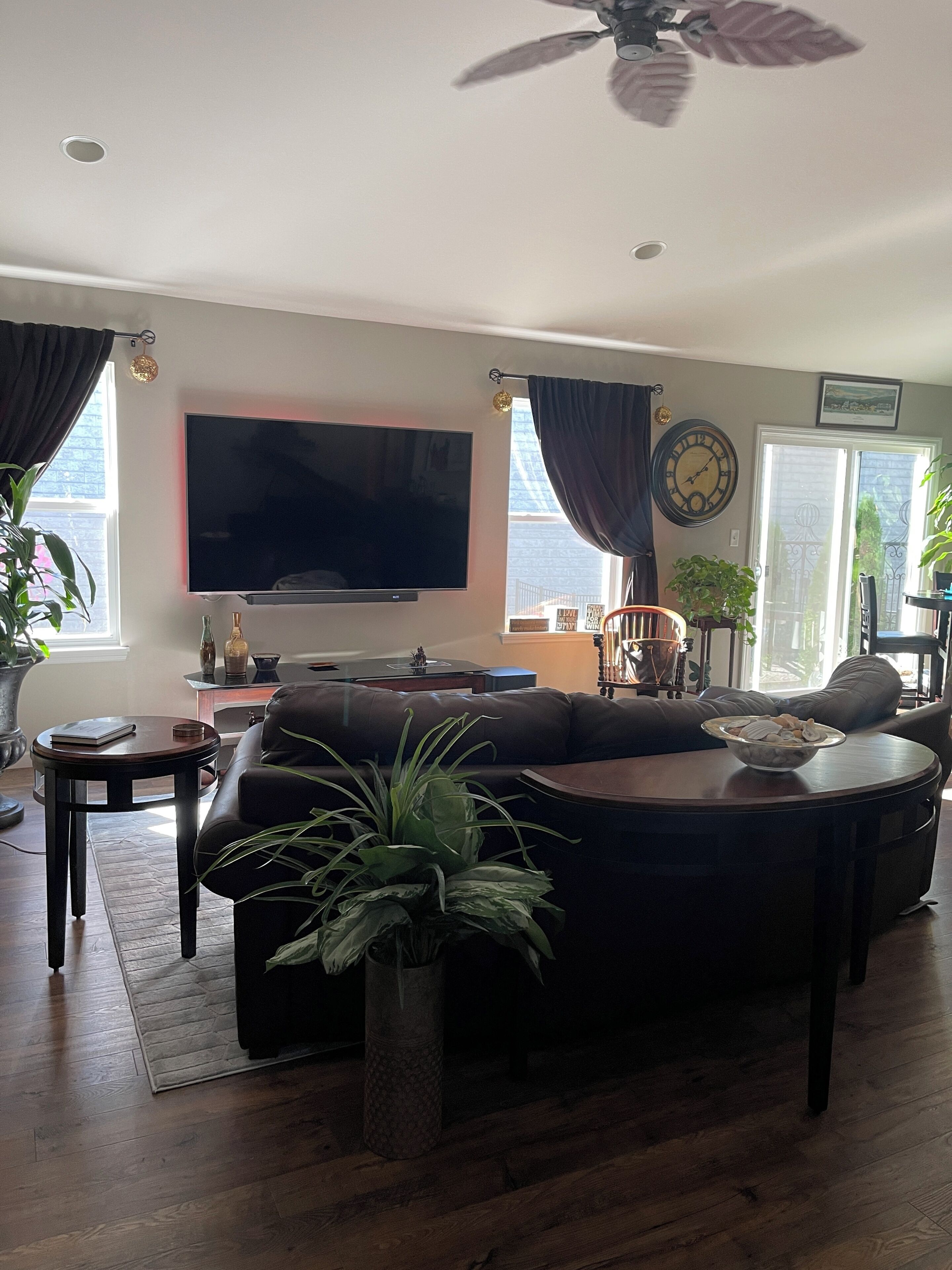 TV connectée, lecteur de DVD, livres