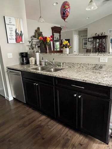 Home Retreat -Cozy Neighborhood,  2 bedroom, 3 full baths, 4 guests