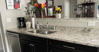 Home Retreat -Cozy Neighborhood, 2 bedroom, 3 full baths, 4 guests