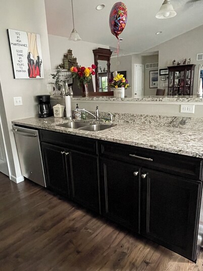 Home Retreat -Cozy Neighborhood,  2 bedroom, 3 full baths, 4 guests