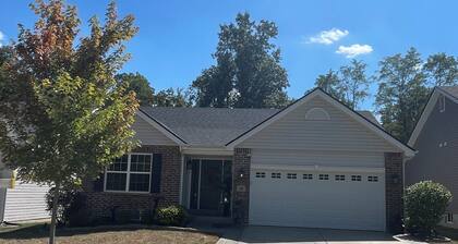 Home Retreat -Cozy Neighborhood, 2 bedroom, 3 full baths, 4 guests