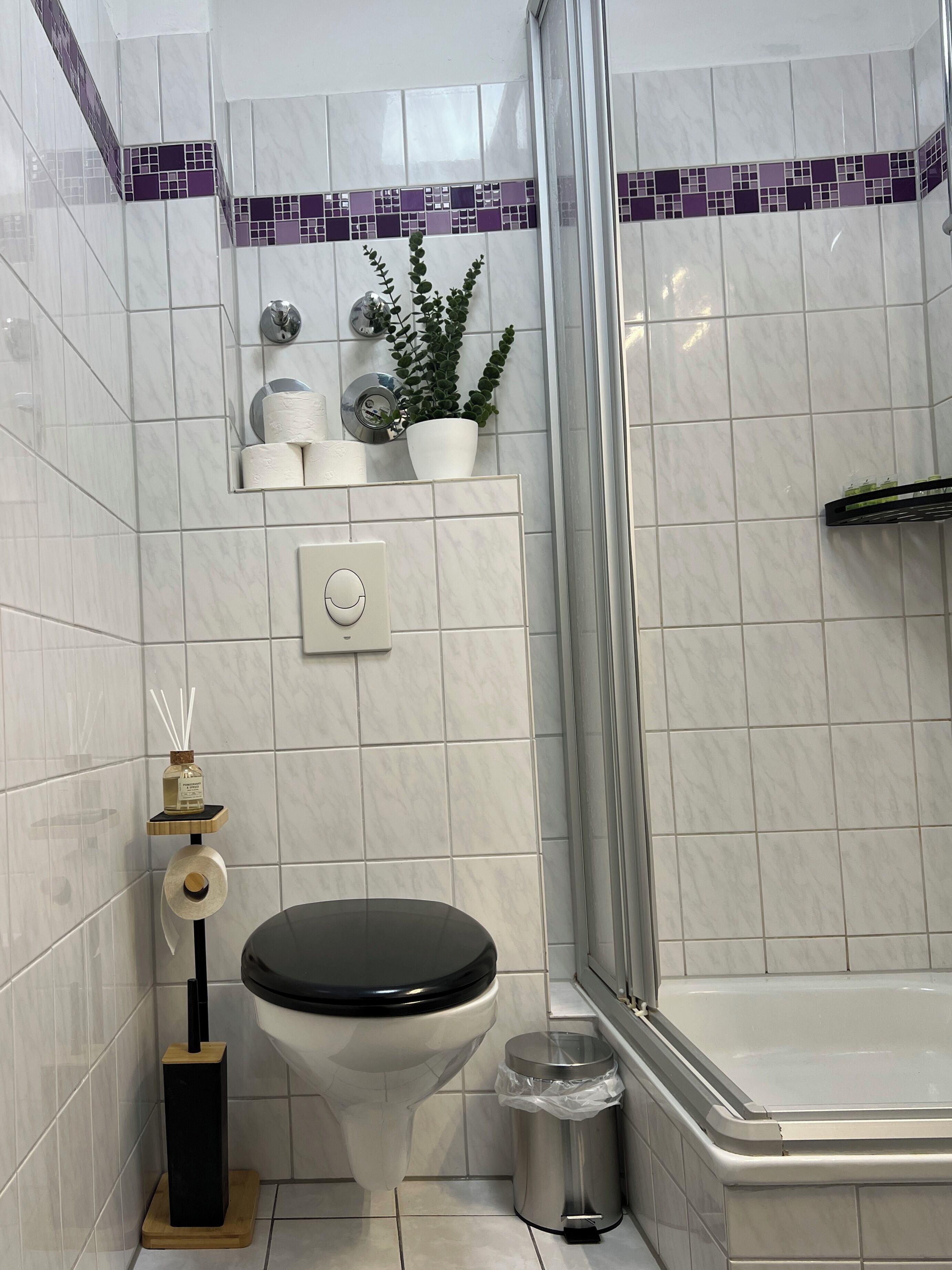 Haartrockner, Handtücher, Seife, Toilettenpapier