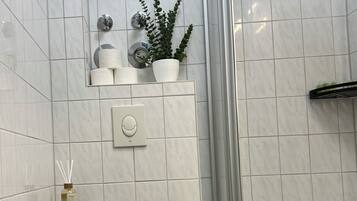 Haartrockner, HandtĂŒcher, Seife, Toilettenpapier