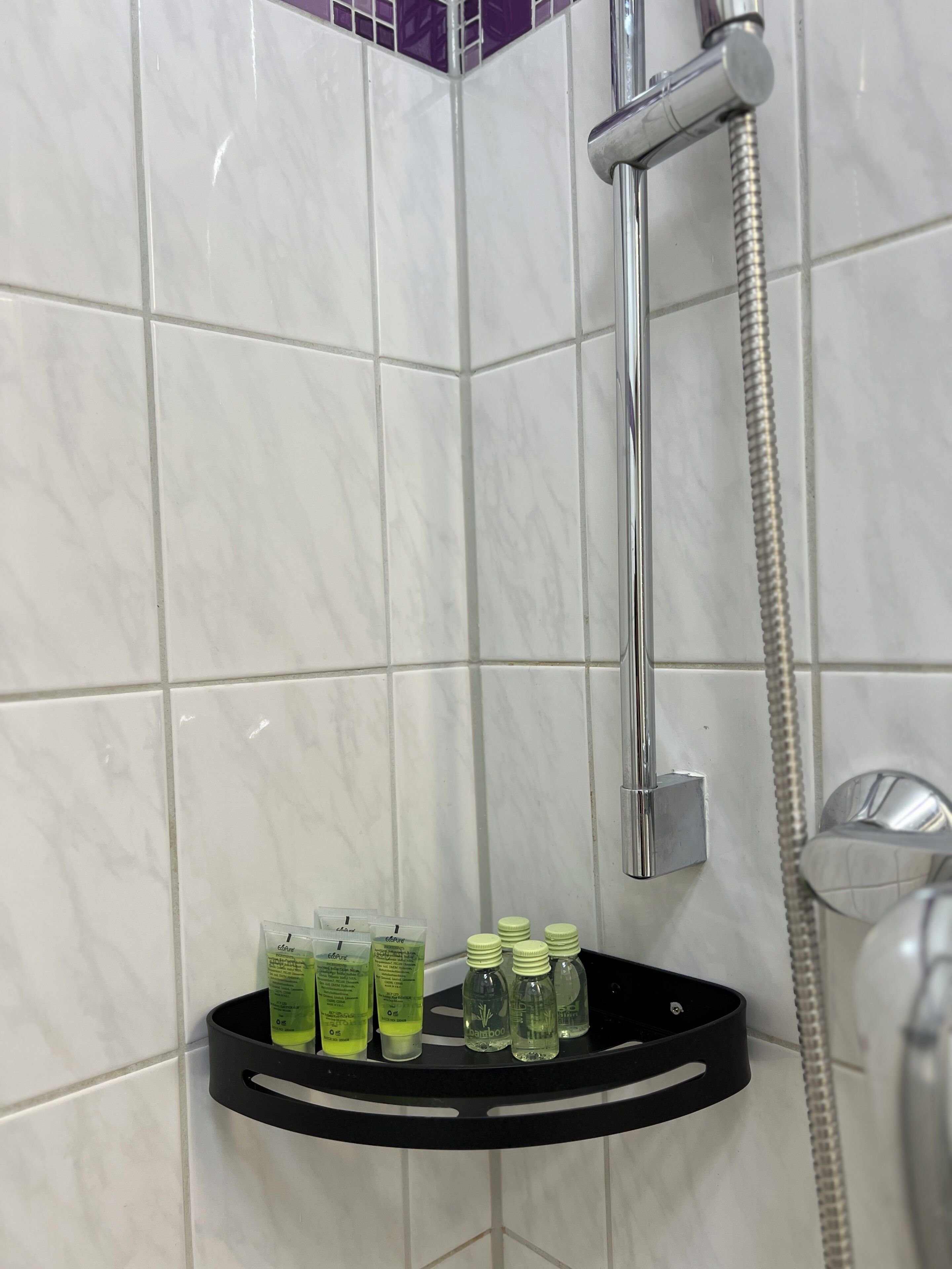Haartrockner, Handtücher, Seife, Toilettenpapier