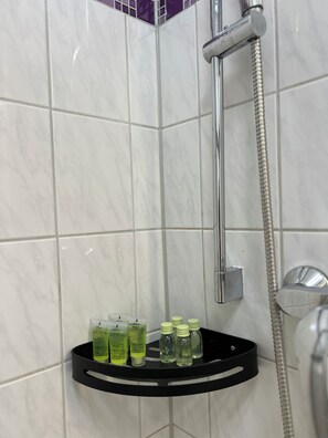 Secadora de cabello, toallas, jabón, papel de baño 