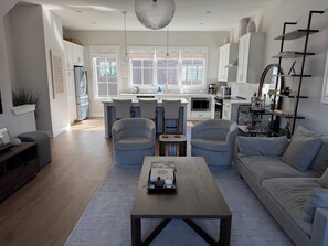 Living area - Spacious 3-bedroom townhome in quaint Brookhaven with AC (Brookhaven)