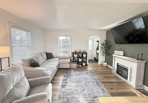 Living area - The 7th Street Charmer - Fully Remodeled (Montevideo)