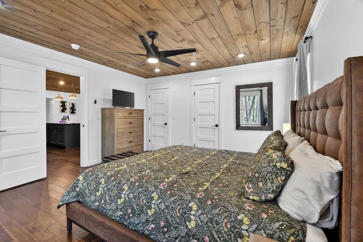 3 bedrooms, iron/ironing board, WiFi, bed sheets