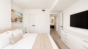 1 bedroom, iron/ironing board, travel cot, WiFi - Stylish Retreat with Pool, Gym, Lounge and Private Balcony (Miami)