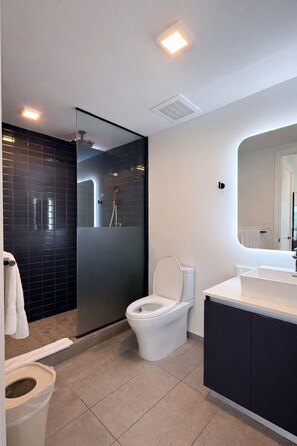 Hair dryer, towels - Stylish Retreat with Pool, Gym, Lounge and Private Balcony (Miami)