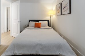 Room - Cozy 2BR Retreat Near Lonsdale w/ Private Yard (North Vancouver)