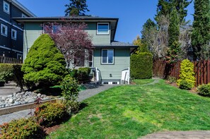 Exterior - Cozy 2BR Retreat Near Lonsdale w/ Private Yard (North Vancouver)