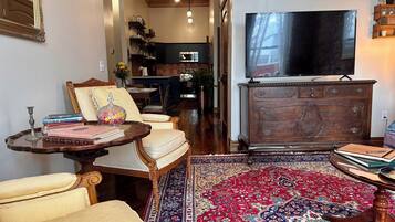 Smart TV, fireplace