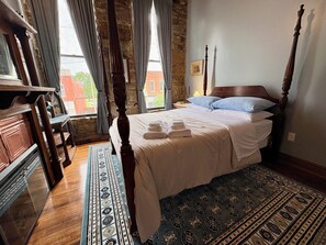 2 bedrooms, free WiFi, bed sheets - Suite A at The Elliott 1887 (LeRoy)