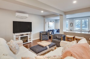 TV, books - Coastal Wells Cottage with Deck and Fire Pit (Wells)