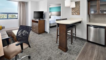1 dormitorio, escritorio, tabla de planchar con plancha y wifi