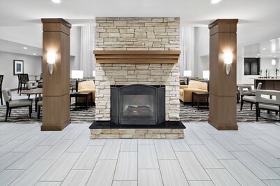 1BR King Suite w/ City Views | Pool & Breakfast