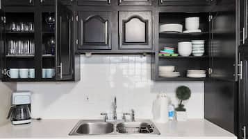 Coffee/tea maker, fridge, microwave, oven